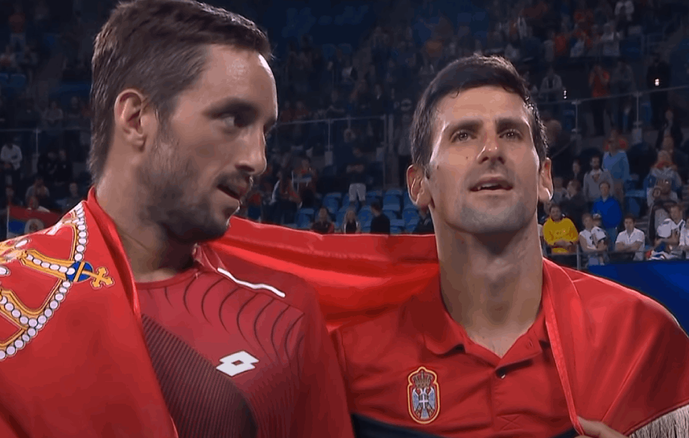 <span style='color:red;'><b>TERETANA</b></span> SE ORI, NOVAK ‘DIRIGUJE’, A REPREZENTACIJA PEVA: Evo kako se naši teniseri uz srpski tradicional sptemaju za  ATP kup (VIDEO)